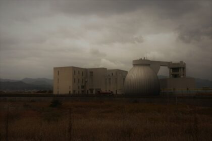 Photo nuclear standoff