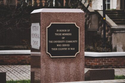 Photo Thresher memorial names bronze
