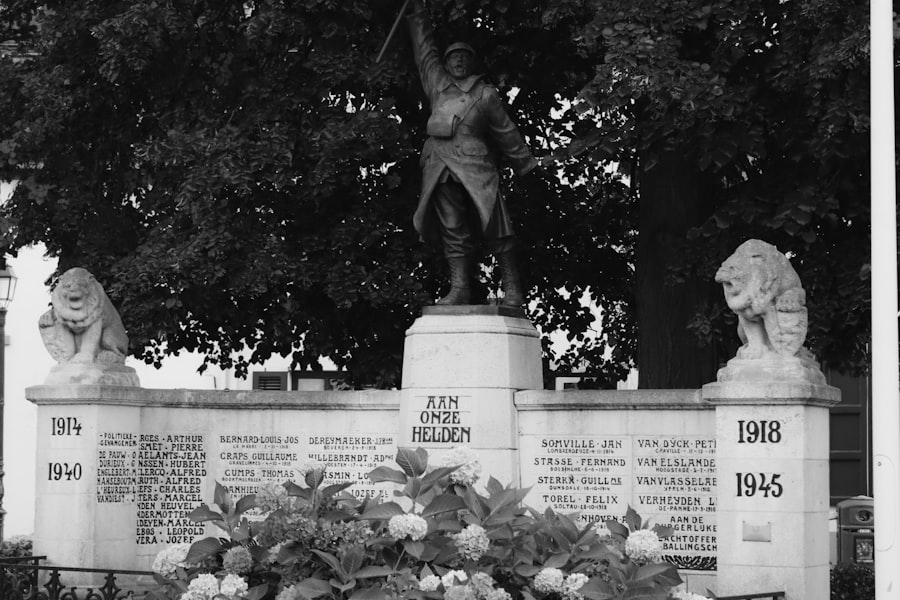 Photo Thresher memorial names bronze