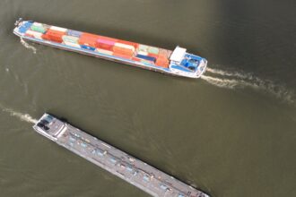 Photo dynamic positioning ship technology