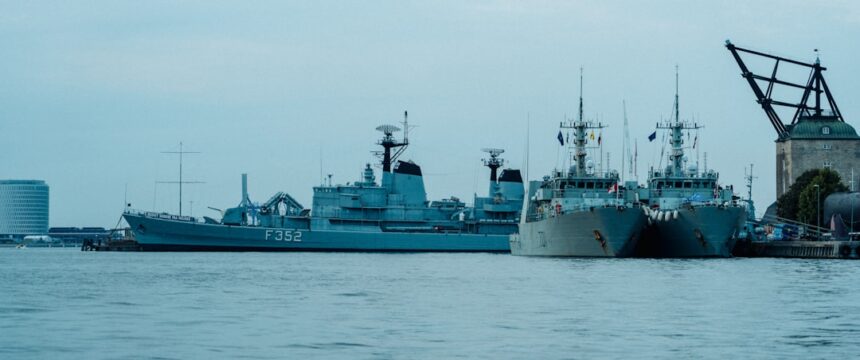 Photo cold war naval race