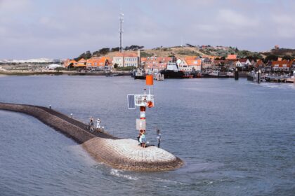 Photo submarine detection array vulnerability