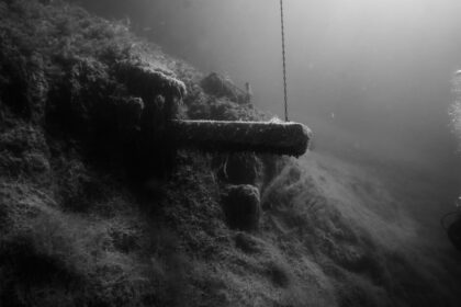 Photo submarine hiding tactics