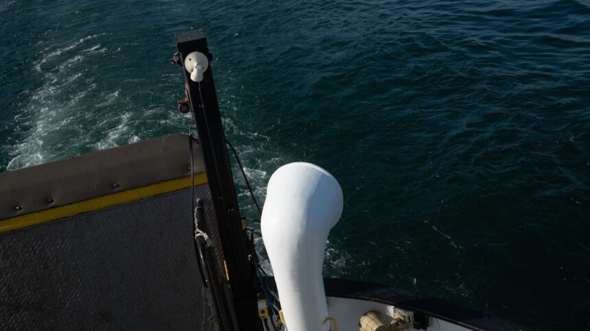 Photo submarine tracking technology