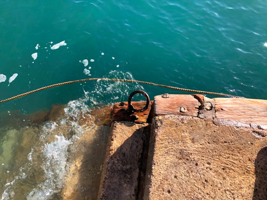 Photo underwater spy cable tapping