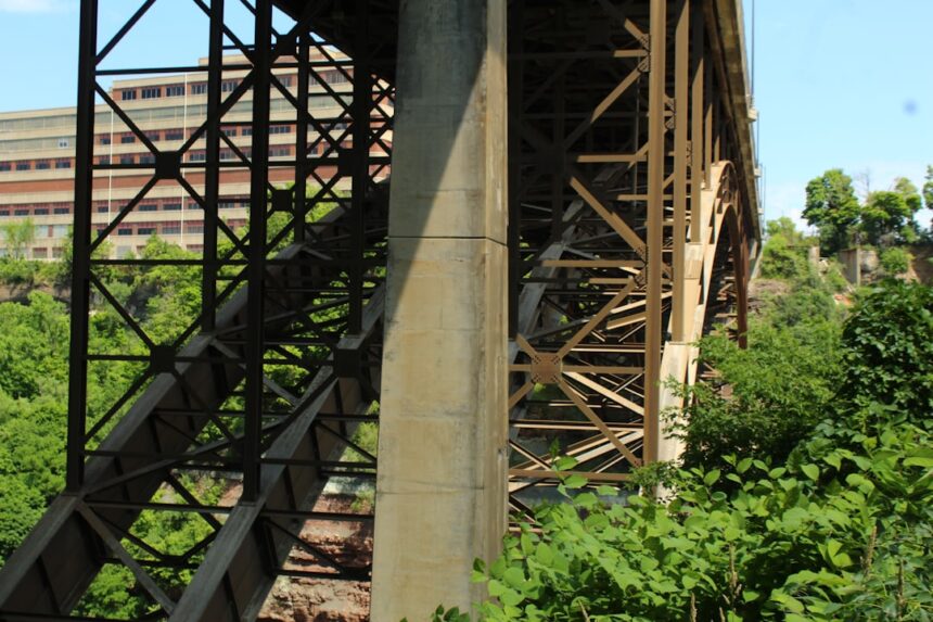 Photo bridge demolition