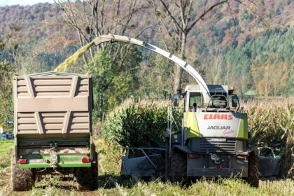 Photo feeder current