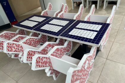 Photo installation table