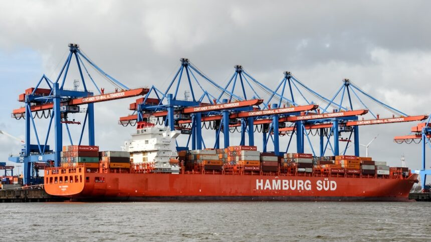 Photo maritime shipping rerouting
