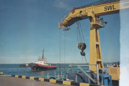 Photo submarine crane recovery system