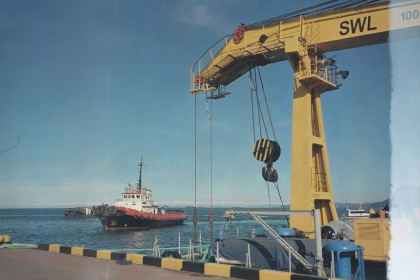 Photo submarine crane recovery system
