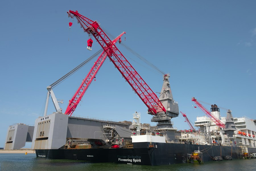 Photo submarine crane recovery system