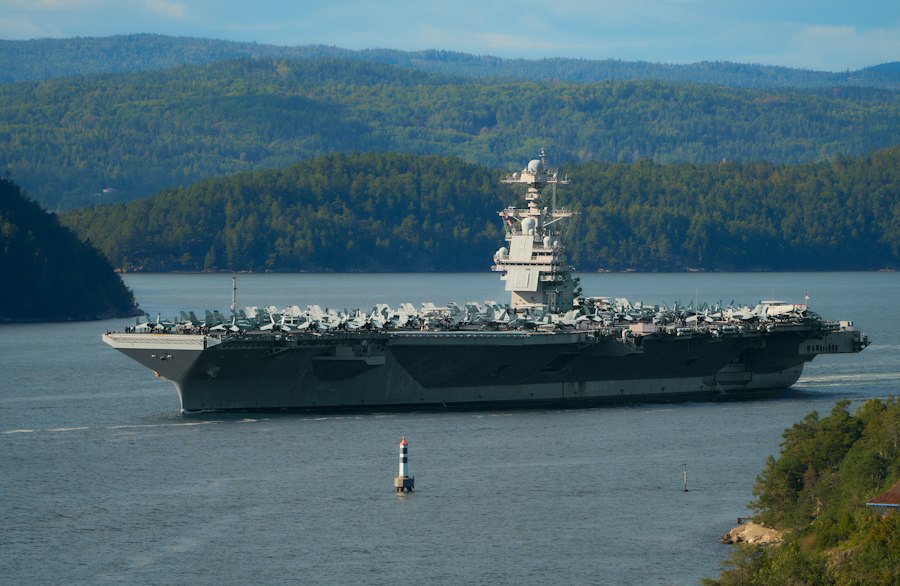 Photo submarine vs aircraft carrier
