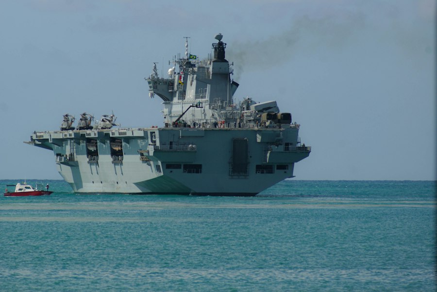 submarine vs aircraft carrier