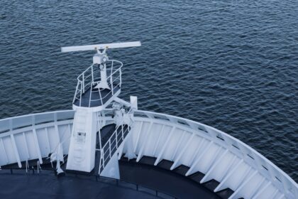 Photo towed array sonar submarine tracking