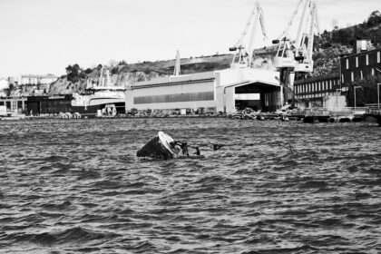Photo USS Voge submarine damage